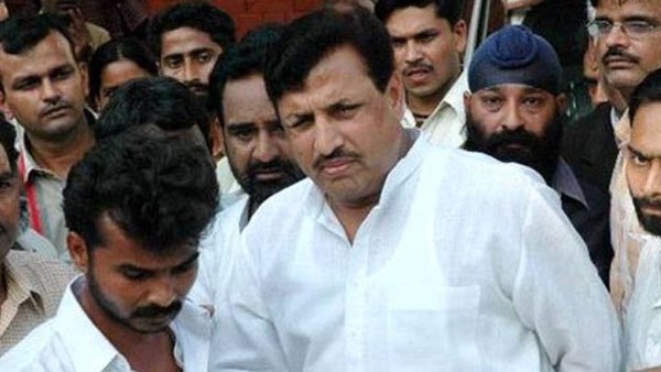 पिता अमरमणि काट रहे उम्रकैद की सजा