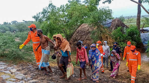 लाखों लोगों को सुरक्षित स्थान पर पहुंचाया गया
