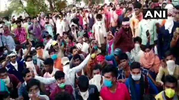 Lockdown-Demonstration of migrant laborers of WB-UP in Chittoor,demand to be sent home Lockdown-Demonstration of migrant laborers of WB-UP in Chittoor,demand to be sent home