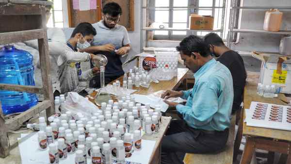 सैनिटाइजर भी बनाने लगी है कंपनी