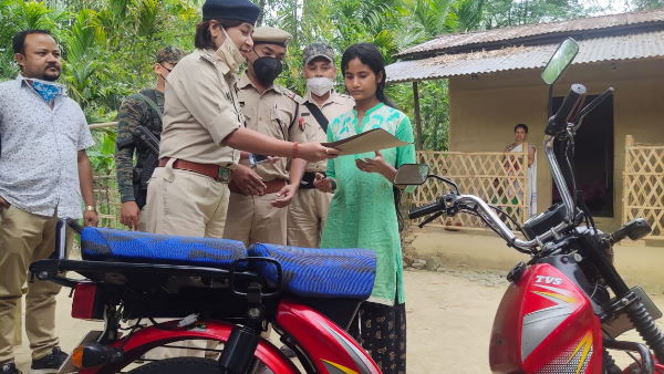 जनमोनी के घर पहुंच गिफ्ट की बाइक