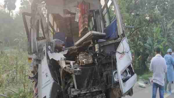 2 dead, 12 injured in a collision between a bus and a truck today near Shankar Chowk in Samastipur 2 dead, 12 injured in a collision between a bus and a truck today near Shankar Chowk in Samastipur