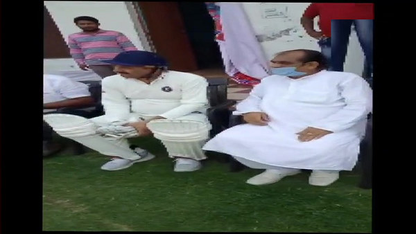 सोशल डिस्टेंसिंग की धज्जियां उड़ाने पर ट्रोल हुए