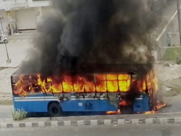 Vadodara: Bus carrying 30 migrant workers catches fire near Khodiyarnagar area Vadodara: Bus carrying 30 migrant workers catches fire near Khodiyarnagar area