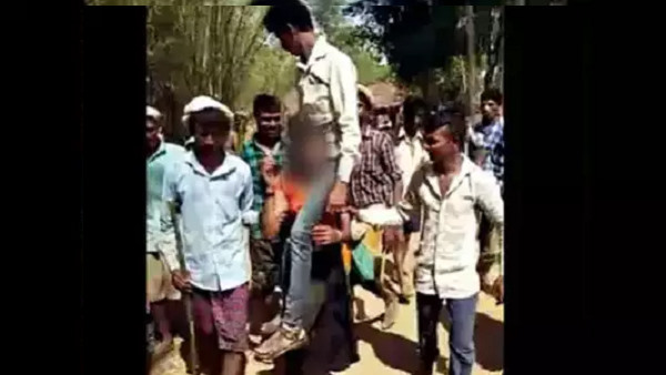 किशोरी के कंधे पर युवक को बिठाकर किया बेइज्जत