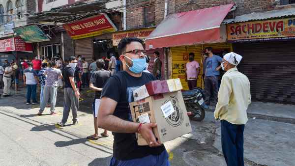 Delhi: Liquor shops closed due to heavy Crowds just hours after opening Delhi: Liquor shops closed due to heavy Crowds just hours after opening