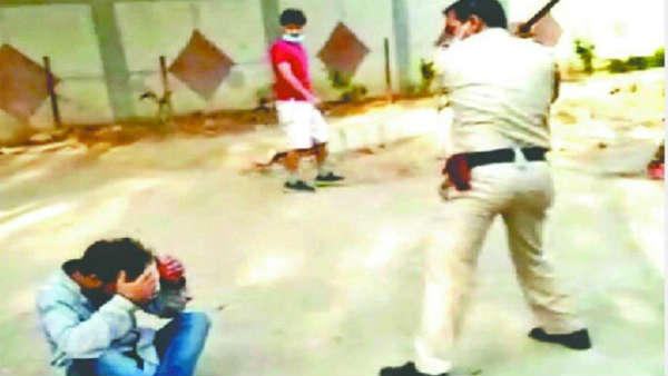 सोशल डिस्टेंसिंग के बीच गले लगने के आरोप पर कॉन्सटेबल ने युवक को पीटा, Video वायरल होने के बाद हुआ सस्पेंड सोशल डिस्टेंसिंग के बीच गले लगने के आरोप पर कॉन्सटेबल ने युवक को पीटा, Video वायरल होने के बाद हुआ सस्पेंड
