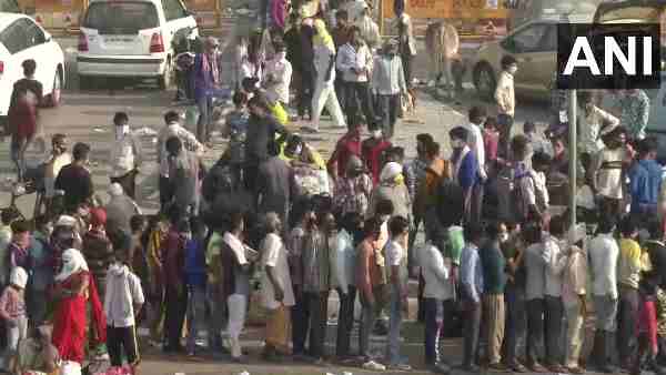 Migrant labourers in large numbers gather in Gazipur at Delhi-Uttar Pradesh border Migrant labourers in large numbers gather in Gazipur at Delhi-Uttar Pradesh border