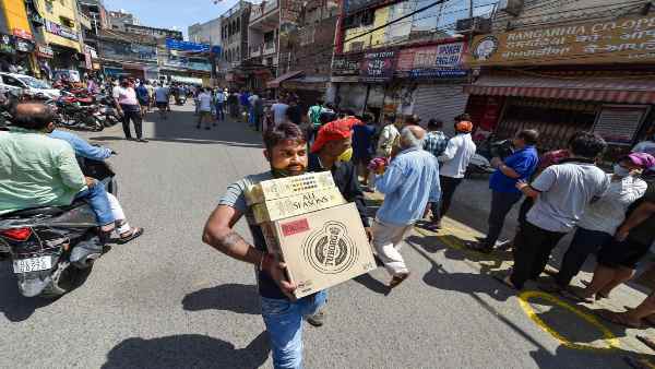 Delhi: Liquor shops closed due to heavy Crowds just hours after opening Delhi: Liquor shops closed due to heavy Crowds just hours after opening