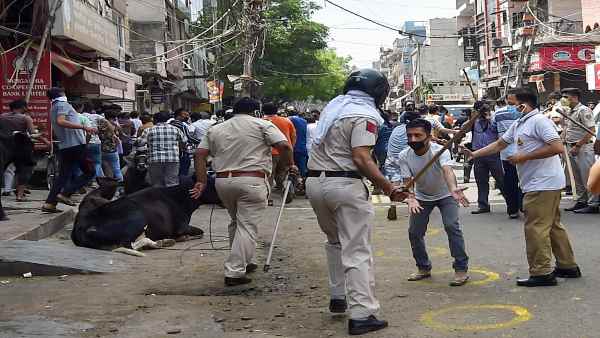 Delhi: Liquor shops closed due to heavy Crowds just hours after opening Delhi: Liquor shops closed due to heavy Crowds just hours after opening