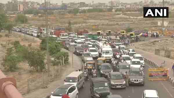 Delhi Ghaziabad Border Update: Traffic congestion at Delhi-Ghaziabad border near Ghazipur Delhi Ghaziabad Border Update: Traffic congestion at Delhi-Ghaziabad border near Ghazipur