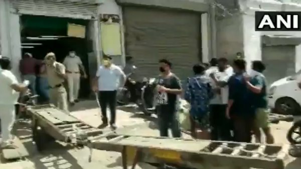 शराब के लिए सुबह से लगी लंबी लाइनें