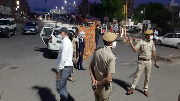 सड़क पर लगाया गया टेंट
