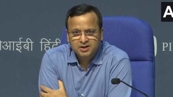 नई दिल्ली। स्वास्थ्य मंत्रालय के संयुक्त सचिव लव अग्रवाल ने जानकारी दी है कि देश में कोरोना मरीजों के ठीक होने की दर 31.15 फीसदी हो गई है। सोमवार को अपनी प्रेस वार्ता में अग्रवाल ने बताया, अब तक कुल संक्रमित लोगों की संख्या 67,152 है। इसमें 20,917 का अब तक इलाज किया जा चुका है और ये रिकवर होकर घर लौट चुके हैं जबकि 44,029 एक्टिव केस हैं। बीते 24 घंटों में 4213 नए केस सामने आए और 1569 मरीज ठीक हुए हैं। जिसके बाद देश में कोरोना मरीजों का रिकवरी रेट 31.15 फीसदी हो गया है। स्वास्थ्य मंत्रालय के आंकड़ों के मुताबिक, बीते 24 घंटे में 97 लोगों की मौत हुई है। जिसके बाद देश में भारत में कोविड-19 पॉजिटिव मामलों की कुल संख्या 67,152 हो चुकी है और 2206 लोगों की मौत इस वायरस से हो गई है। लव अग्रवाल ने कहा कि डिस्चार्ज नीति को बदल दिया गया है क्योंकि कई देशों ने अपनी नीति में टेस्ट-आधारित रणनीति और समय-आधारित रणनीति में बदलाव किए हैं। हमने भी इस आधार पर बदलाव किए हैं। संशोधित दिशा-निर्देशों के अनुसार वे लोग लक्षण दिखने या जांच के लिए नमूने देने की तारीख (जिनमें लक्षण नहीं दिखे उनके लिए) के 17 दिन बाद कोरोना वायरस की जांच कराए बिना अपना क्वारंटीन समाप्त कर सकते हैं, अगर उन्हें 10 दिन में बुखार नहीं आया हो। साथ ही उन्होंने कहा कि जिन लोगों में कोविड-19 के लक्षण नजर आ रहे हैं, वे स्वयं इसकी जानकारी प्रशासन को दें ताकि उनके जरिए संक्रमण अन्य लोगों में ना फैले। नई दिल्ली। स्वास्थ्य मंत्रालय के संयुक्त सचिव लव अग्रवाल ने जानकारी दी है कि देश में कोरोना मरीजों के ठीक होने की दर 31.15 फीसदी हो गई है। सोमवार को अपनी प्रेस वार्ता में अग्रवाल ने बताया, अब तक कुल संक्रमित लोगों की संख्या 67,152 है। इसमें 20,917 का अब तक इलाज किया जा चुका है और ये रिकवर होकर घर लौट चुके हैं जबकि 44,029 एक्टिव केस हैं। बीते 24 घंटों में 4213 नए केस सामने आए और 1569 मरीज ठीक हुए हैं। जिसके बाद देश में कोरोना मरीजों का रिकवरी रेट 31.15 फीसदी हो गया है। स्वास्थ्य मंत्रालय के आंकड़ों के मुताबिक, बीते 24 घंटे में 97 लोगों की मौत हुई है। जिसके बाद देश में भारत में कोविड-19 पॉजिटिव मामलों की कुल संख्या 67,152 हो चुकी है और 2206 लोगों की मौत इस वायरस से हो गई है। लव अग्रवाल ने कहा कि डिस्चार्ज नीति को बदल दिया गया है क्योंकि कई देशों ने अपनी नीति में टेस्ट-आधारित रणनीति और समय-आधारित रणनीति में बदलाव किए हैं। हमने भी इस आधार पर बदलाव किए हैं। संशोधित दिशा-निर्देशों के अनुसार वे लोग लक्षण दिखने या जांच के लिए नमूने देने की तारीख (जिनमें लक्षण नहीं दिखे उनके लिए) के 17 दिन बाद कोरोना वायरस की जांच कराए बिना अपना क्वारंटीन समाप्त कर सकते हैं, अगर उन्हें 10 दिन में बुखार नहीं आया हो। साथ ही उन्होंने कहा कि जिन लोगों में कोविड-19 के लक्षण नजर आ रहे हैं, वे स्वयं इसकी जानकारी प्रशासन को दें ताकि उनके जरिए संक्रमण अन्य लोगों में ना फैले।