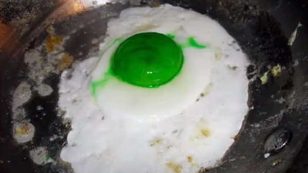 सात मुर्गियां दे रहे ये हरी जर्दी वाले अंडे