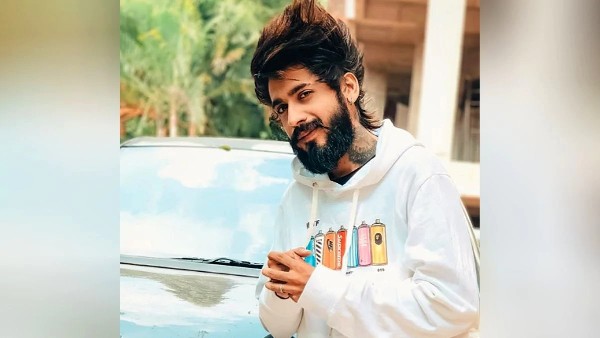 वीडियो में यूजर एसिड से भरा गिलास को महिला पर फेंक देता है!