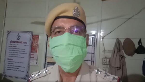 घर-घर जाकर बेचता है दूध