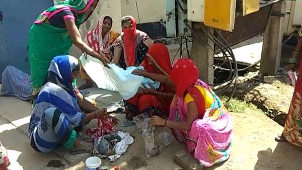woman gave birth on road after doctor denied due to corona fear in firozabad woman gave birth on road after doctor denied due to corona fear in firozabad