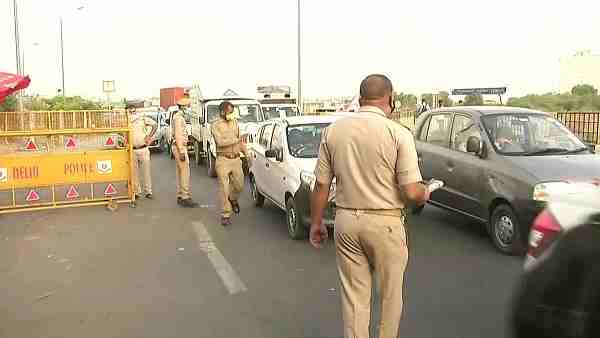 Heavy traffic at Delhi-Ghaziabad border Heavy traffic at Delhi-Ghaziabad border