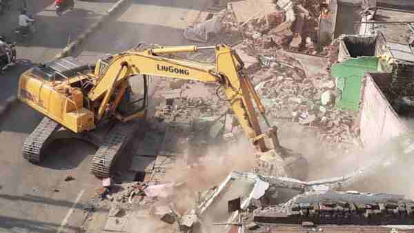CM Yogi Adityanath broke gorakhnath temple 200 shops for development CM Yogi Adityanath broke gorakhnath temple 200 shops for development