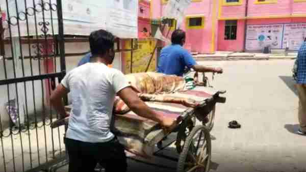 ambulance did not reach son takes ailing mother to hospital on handcart ambulance did not reach son takes ailing mother to hospital on handcart