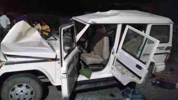 Three people including a police constable died and many injured in a road accident in hapur Three people including a police constable died and many injured in a road accident in hapur