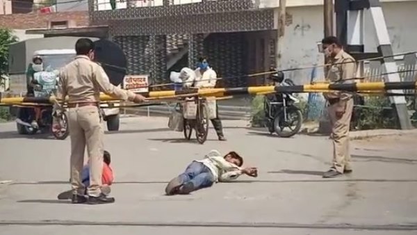 सड़क पर लेटा कर करवाई परिक्रमा, भांजी लाठी