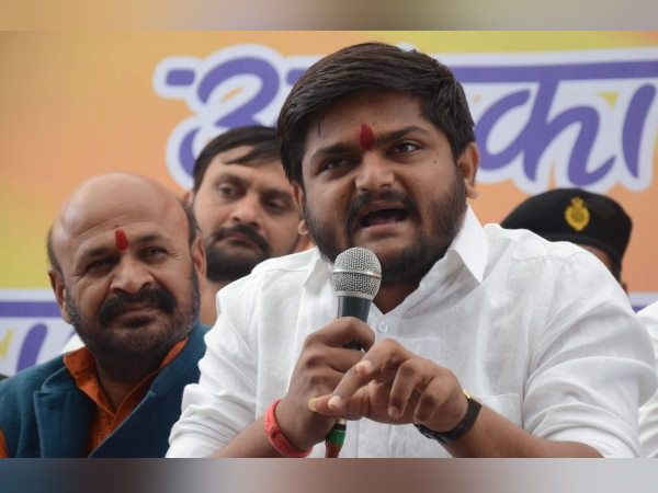 विरोधी नेता सरकार के विरोध में उतरे