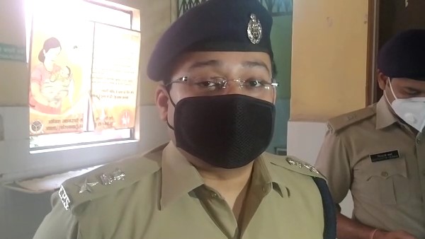 miscreants beat girl and her family for opposing eve teasing in hathras miscreants beat girl and her family for opposing eve teasing in hathras