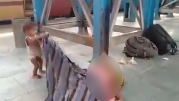 मर चुकी मां को जगाने की कोशिश कर रहा मासूम