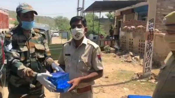जवान बोले-साहब मिठाई देते हुए जाइएगा