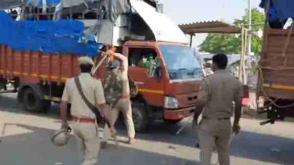 Migrant workers rukus in raksa border in jhansi Migrant workers rukus in raksa border in jhansi