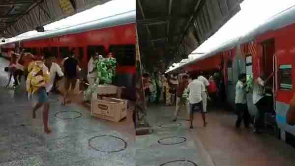 Migrant workers looted chips and biscuits packet at Jhansi railway station live video Migrant workers looted chips and biscuits packet at Jhansi railway station live video