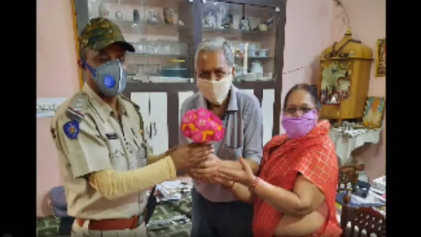 बेटियों से करवाई बात