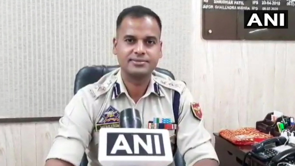 महिला ने की कबूतर को पकड़ने में मदद