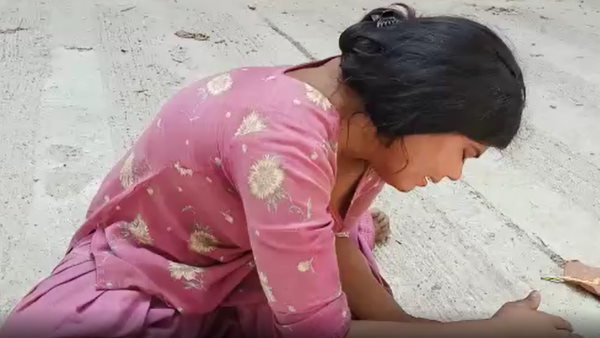 Daughter used scarf to lay the body of father Daughter used scarf to lay the body of father