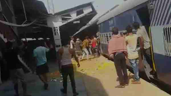 टॉयलेट का पानी पी कर प्यास बुझाई