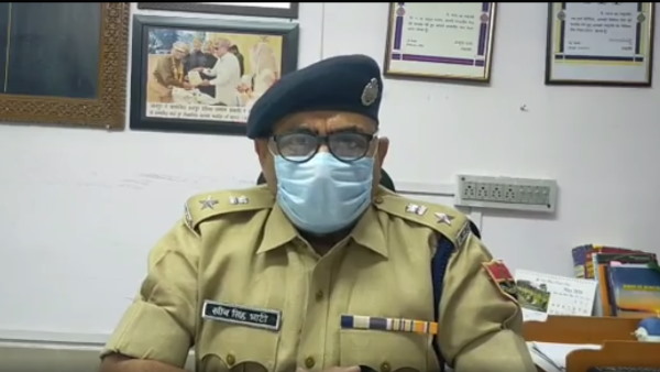 आरोपियों के घर मारा छापा