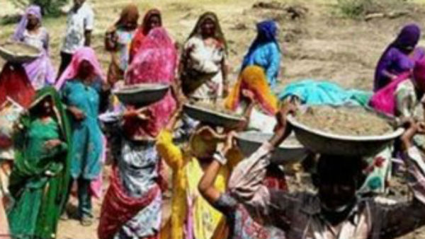 प्रवासी मजदूरों को मनरेगा में मिलेगा काम: वित्त मंत्री प्रवासी मजदूरों को मनरेगा में मिलेगा काम: वित्त मंत्री