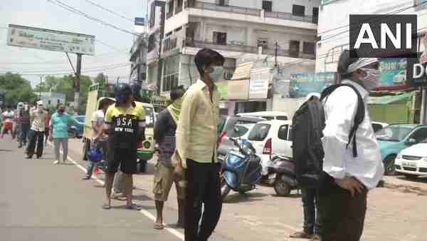 शराब की दुकानों के बाहर लाइन में लगे नजर आए लोग