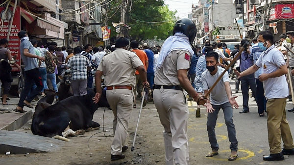 लोगों ने जलाए पटाखे