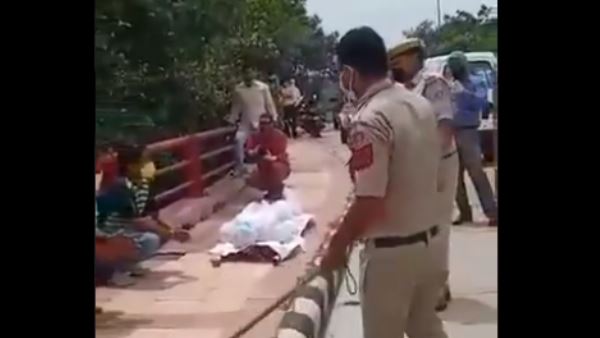 delhi police teach lesson to lockdown violators with dummy body delhi police teach lesson to lockdown violators with dummy body