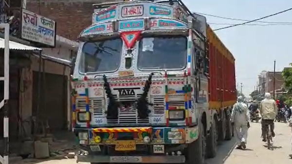 Accident happened with labour family on etawah border Accident happened with labour family on etawah border