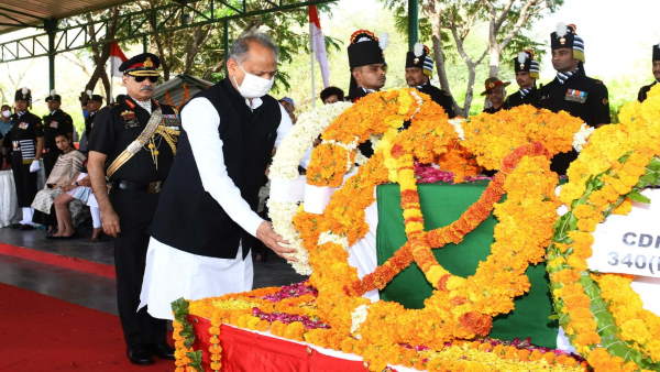 मां ने भी चढ़ाया पुष्पचक्र
