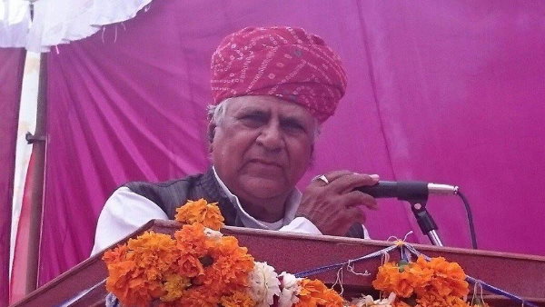 सुजानगढ़ के सरकारी स्कूल में थे पीटीआई
