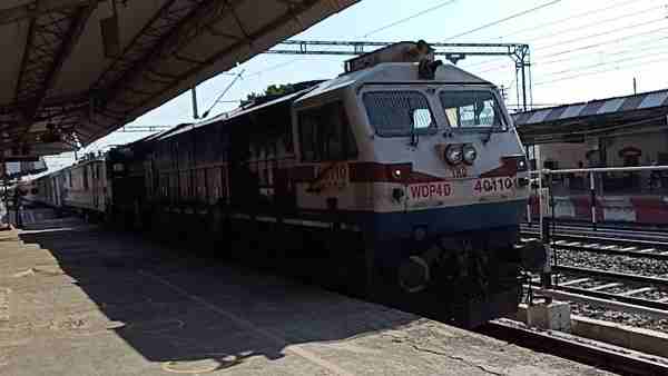 woman given birth to a baby in migrant special train woman given birth to a baby in migrant special train