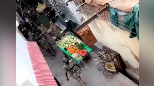 meerut police overturn vegetable cart near covid 19 hotspot video viral meerut police overturn vegetable cart near covid 19 hotspot video viral