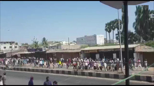crowd of Migrant workers staged protest at Hazira industrial area in Surat, 55-60 were arrested by Police crowd of Migrant workers staged protest at Hazira industrial area in Surat, 55-60 were arrested by Police