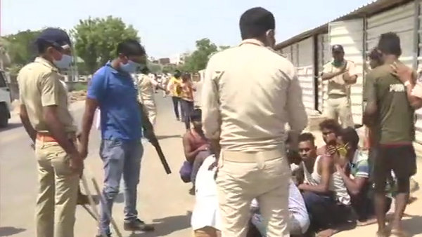 उग्र प्रवासियों का पुलिस से टकराव