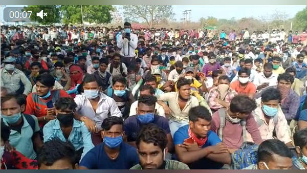 पत्थर फेंके, एसपी का सिर भी फोड़ दिया